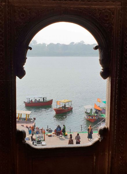 Декабрь 2023. Фотография сделана в городе Махешваре (Индия, штат Мадхья Прадеш). Вид на реку Нармаду из окна форта.