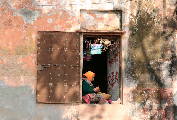 Декабрь 2023. Фотография сделана в городе Махешваре (Индия, штат Мадхья Прадеш). Окно форта, вид со стороны реки.