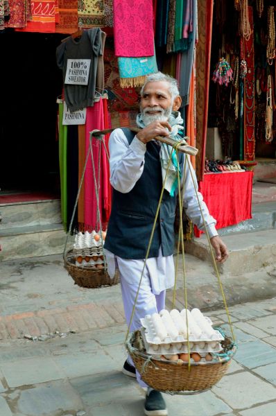 Январь 2013. Фотография сделана в городе Катманду (Непал). Утренняя жизнь непальского базара.
