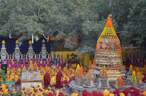 Декабрь 2012. Фотография сделана в городе Бодхгайе (Индия, штат Бихар). Ритуалы у места просветления Будды.