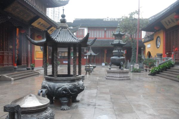 Уголок этнографического музея, из которого ливнем смыло вездесущие толпы посетителей Снято во время дождя в Шанхае в 2010 году