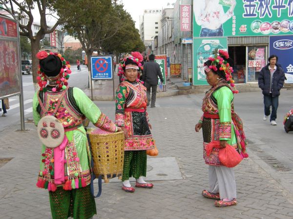 Группа женщин народности и ожидает автобус в г. Дали на автовокзале в Сягуане. 05.02.2010, г. Сягуань (пров. Юньнань, КНР).