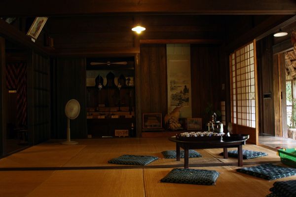 Гостиная комната в традиционном японском доме (построен примерно 200 лет назад), часть экспозиции Фольклорного музея деревни Мияма, работает с 1993 г. Единственный из 39 сохранившихся традиционных домов в деревне, открытый к посещению.