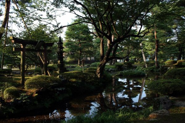 Является внешним садом бывшей дворцовой территории при замке Каназава, г. Каназава. Считается одним из 3 самых красивых традиционных садов Японии. Создавался правящей семьей Маэда в течение 2 веков. Для посещения был открыт в 1871 г.
