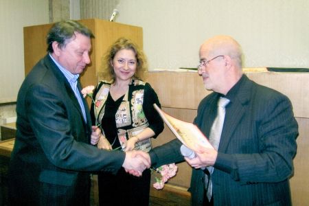 В. В. Наумкин и Н. Г. Романова награждают В. П. Андросова
грамотой. Декабрь 2012 г.