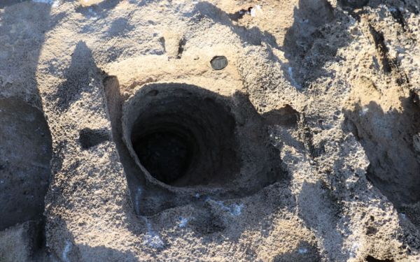 Колодец с углублением для плиты с замками на острове Аль-Фарис