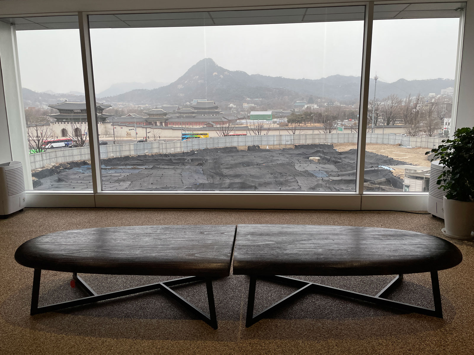 Вид из окна Музея истории Республики Корея на раскопки Кванхвамун