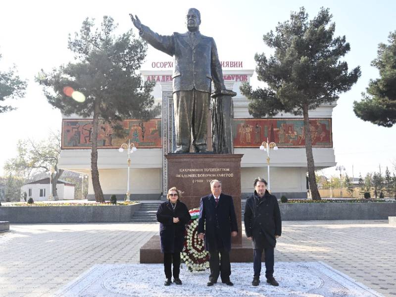 A.K. Alikberov, the Director of the Institute of Oriental Studies, and N.G. Romanova, His Deputy, Attended the 15th Anniversary of Bobojon Gafurov