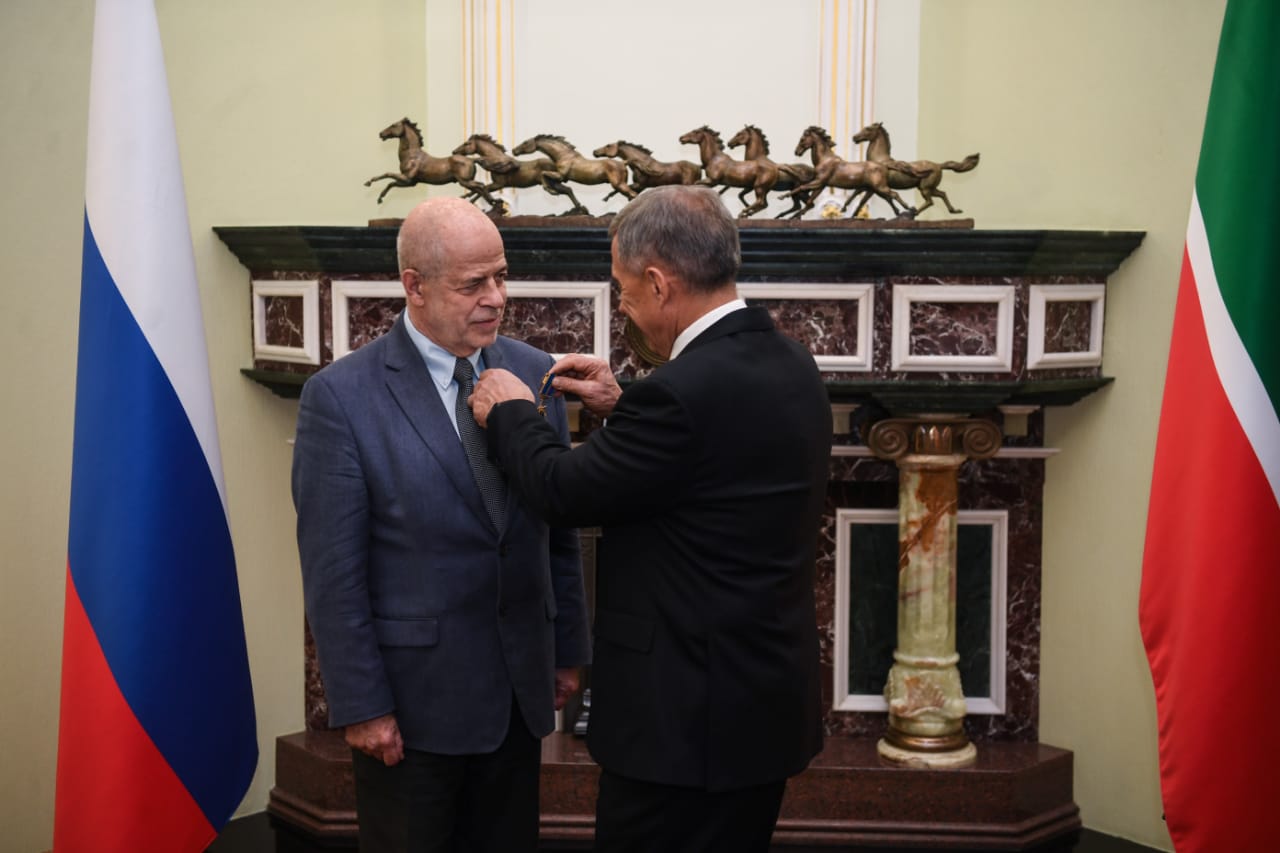 Rustam Minnikhanov Awarded the Order “Duslyk” to the President of the Institute of Oriental Studies
